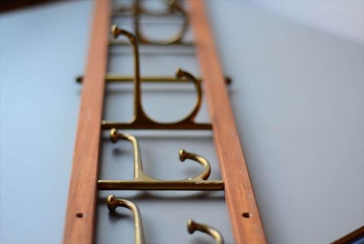 デンマーク製チークと真鍮の6連コートラック