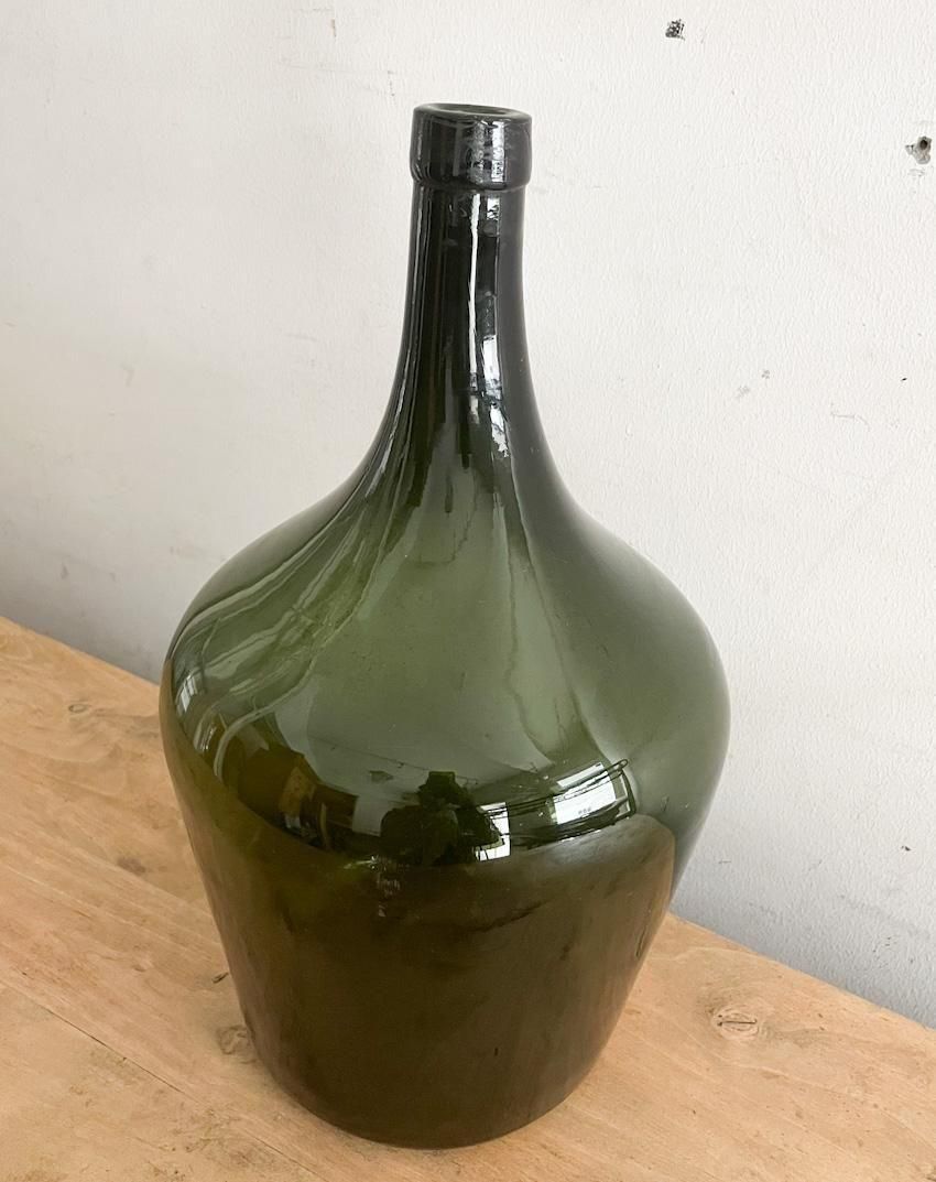 フランス製アンティークの魅力的なデミジョンボトル