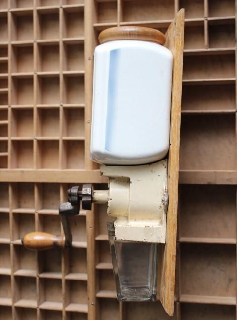 フランス製1930年代壁掛けコーヒーミルのエレガントな存在感