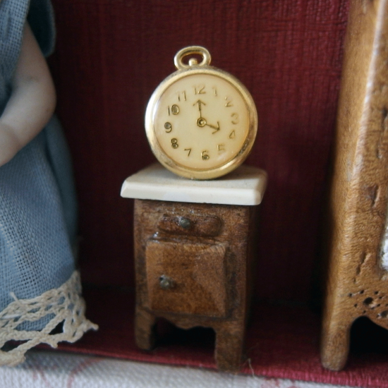 アンティーク ドール | 小さなビスクドールとドールハウスのセット