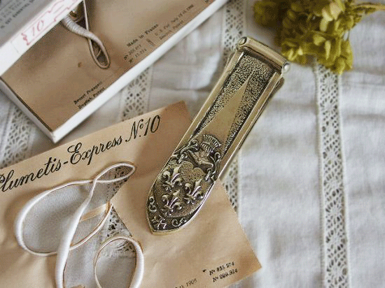 ユリの紋章のアンティーククリップ（ブロンズ製）