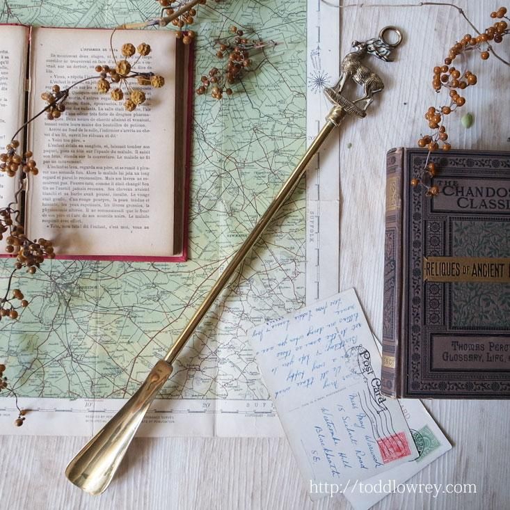 金色の牡鹿が佇むシューホーン / Vintage Brass Shoe Horn with Deer