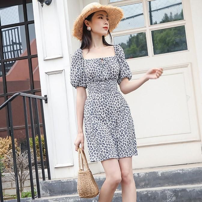 春夏のお出かけやリゾートコーデに 小花柄がかわいいスクエアネックの