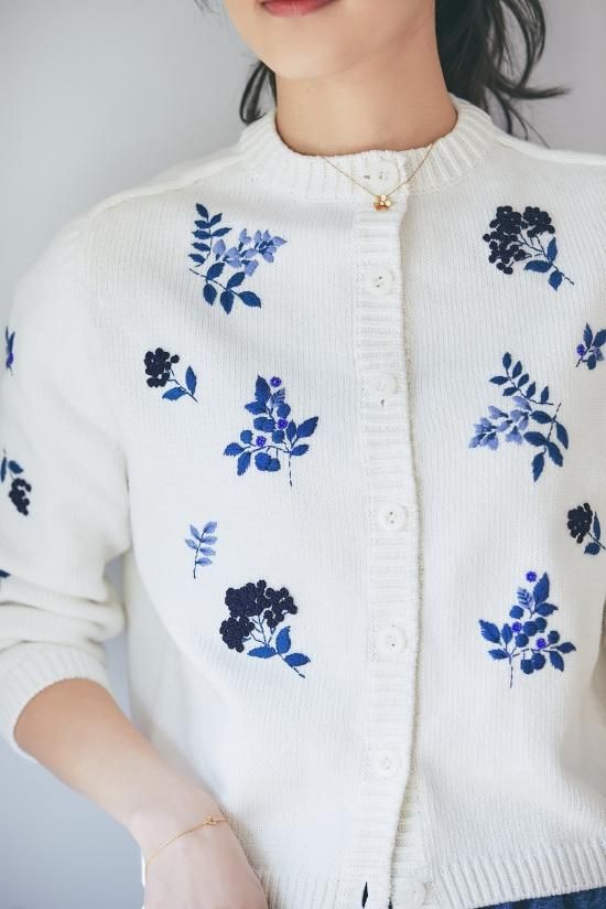 フラワー手刺繍カーディガン(ホワイト×ブルー) - seventen
