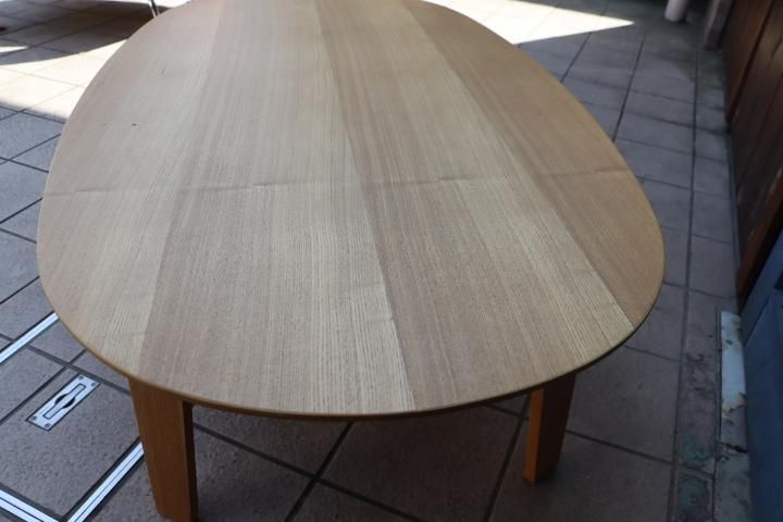 稀少なタモ材の オーバル型ローテーブルです。無印良品(MUJI)らしい