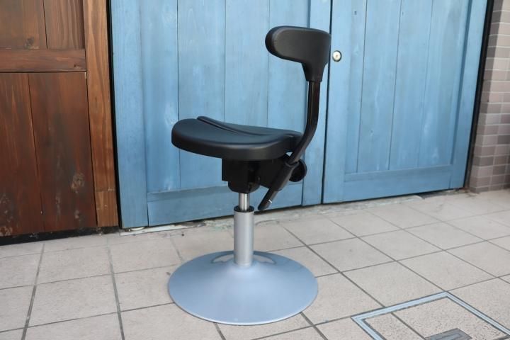 ayur chair(アーユルチェア) ルナ 丸ベースタイプです。/坐骨で座る