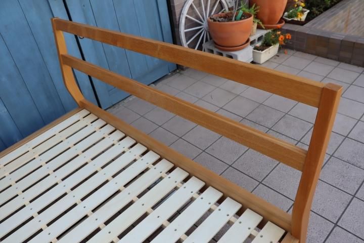 人気の無印良品(MUJI)のタモ材 ダブルベッドフレームです。スッキリと