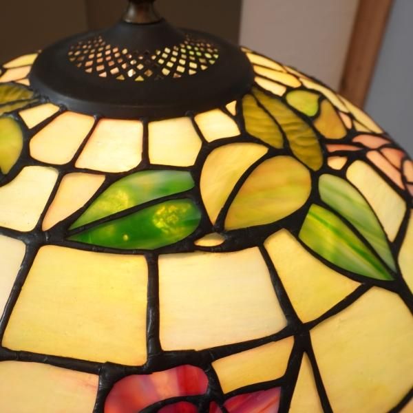 アンティーク調のステンドグラスを使用したスタンドライトです