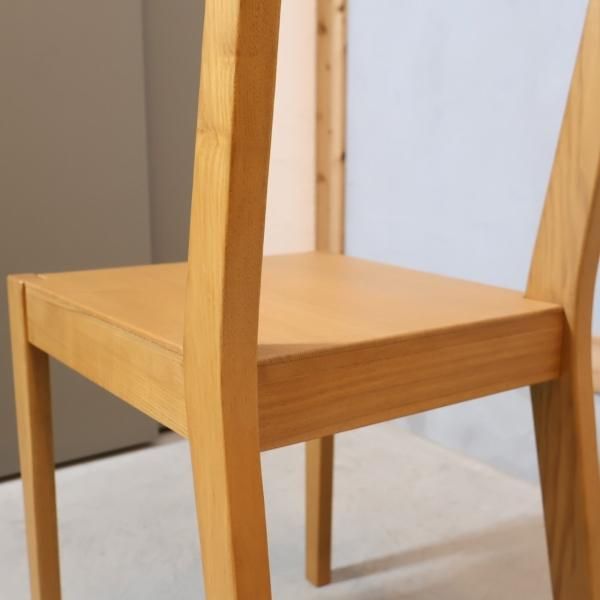 人気の無印良品(MUJI)のタモ無垢材を使用したダイニングチェアーです
