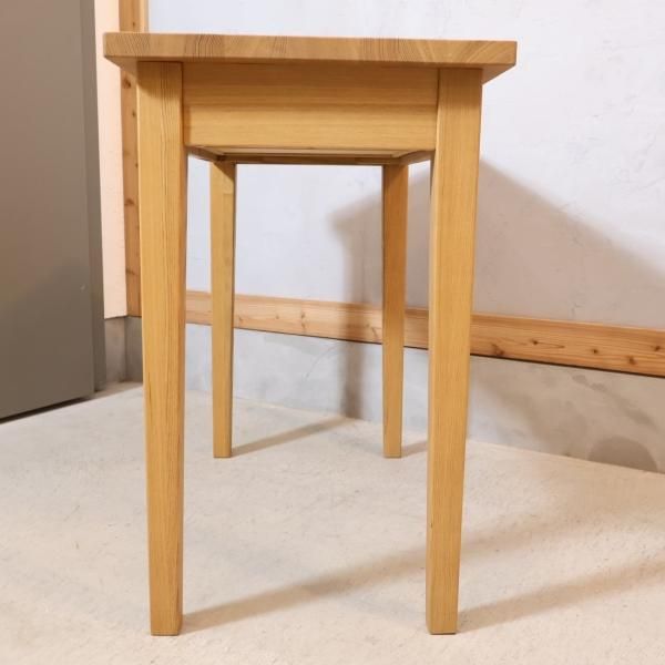 稀少なタモ材を使用した無印良品(MUJI)のパーソナルデスク。シンプルで