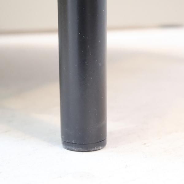 unico(ウニコ)のTREL(トレル)カバーリングオットマンです。脚には