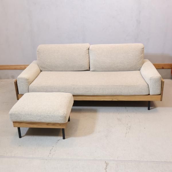 unico(ウニコ)のTREL(トレル)カバーリングオットマンです。脚には