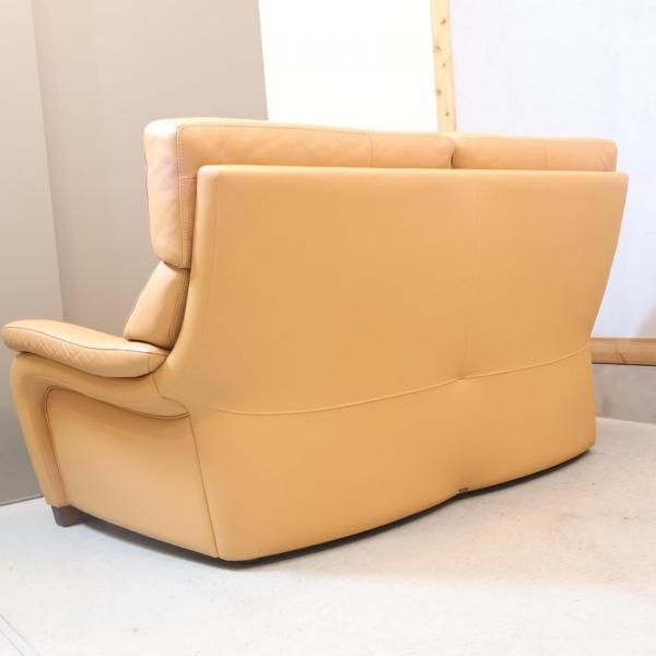 karimoku(カリモク家具)より本革を使用したZT73 2人掛けソファーです