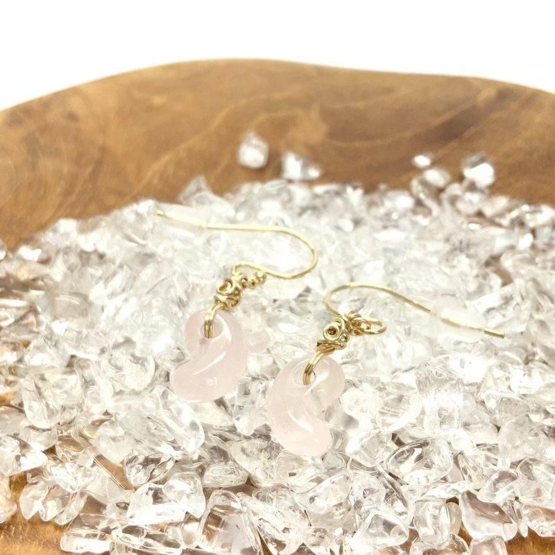 ミニ勾玉 ワイヤーラップピアス 14kgfポスト（ローズクォーツ) 】 紅