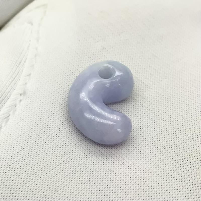 糸魚川ラベンダー翡翠 (青海産) 勾玉 巴型 】 国産 天然石 糸魚川翡翠