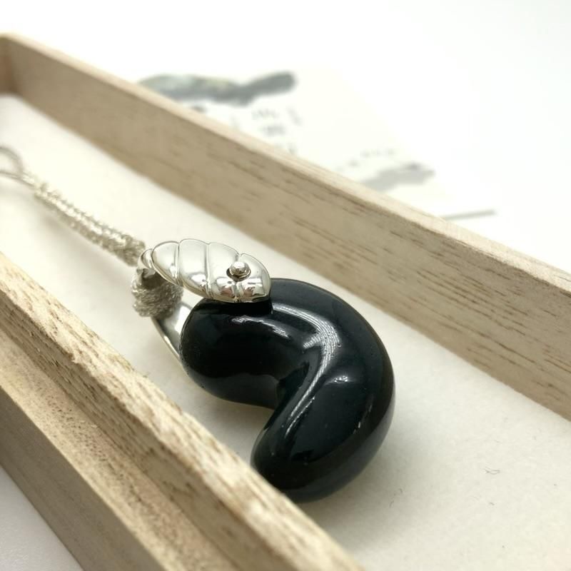 出雲石/碧玉 勾玉ペンダントトップ(中) AAA SV装飾カン付 】 国産 花