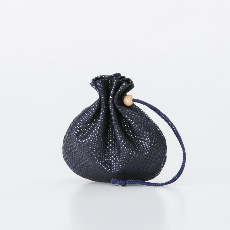 巾着［紺地×黒漆×変わり市松小］：印傳屋公式オンラインショップ｜INDEN-YA