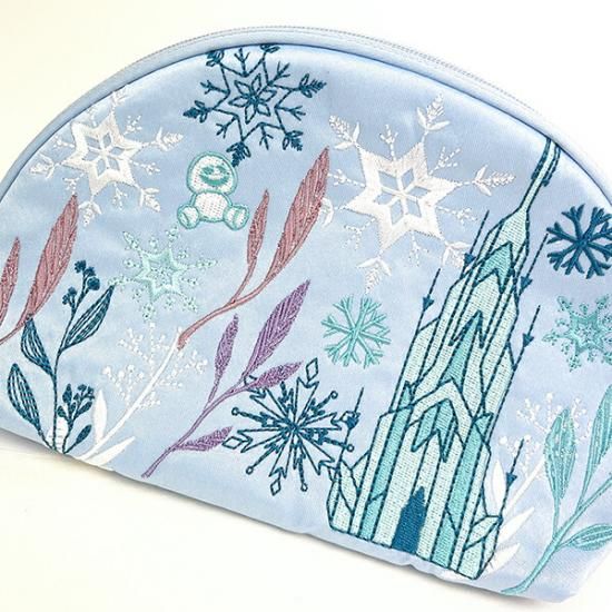 繊細で美しい刺繍がアナ雪の世界観にマッチ。エルサになった気分が