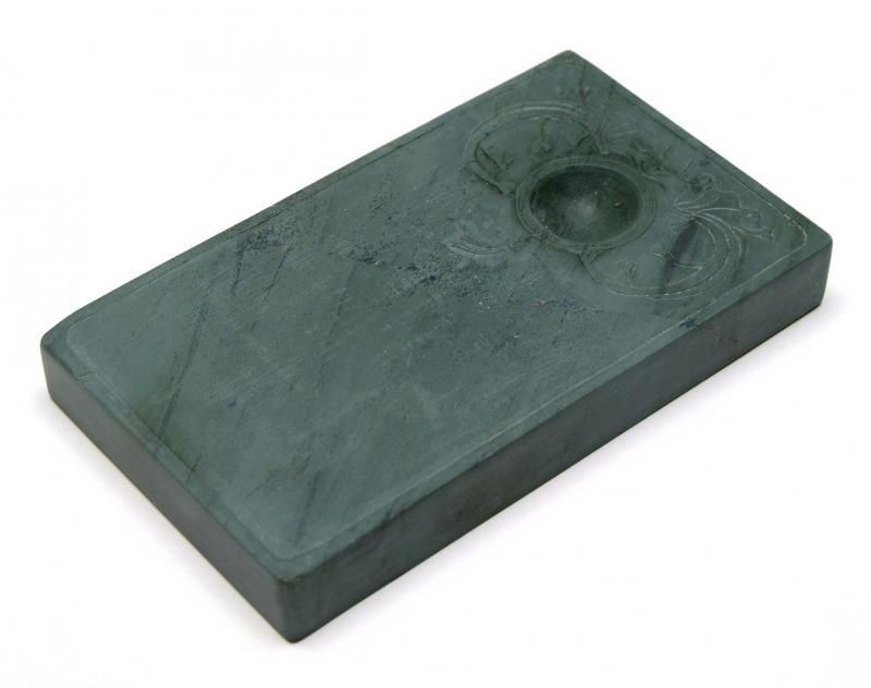 洮河緑石の双キ龍吉祥廻文硯】◇墨流し状波紋の潤緑美石◇約八吋◇唐木