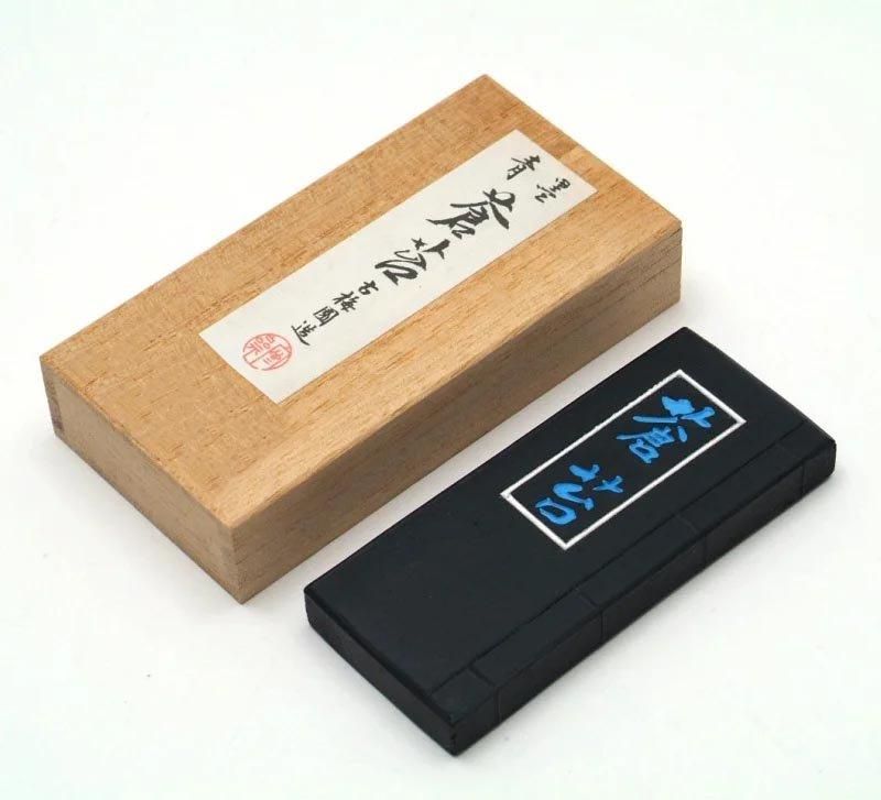 古梅園 青墨 蒼苔 1.5丁型 - 書道用具専門店 西本皆文堂 オンライン