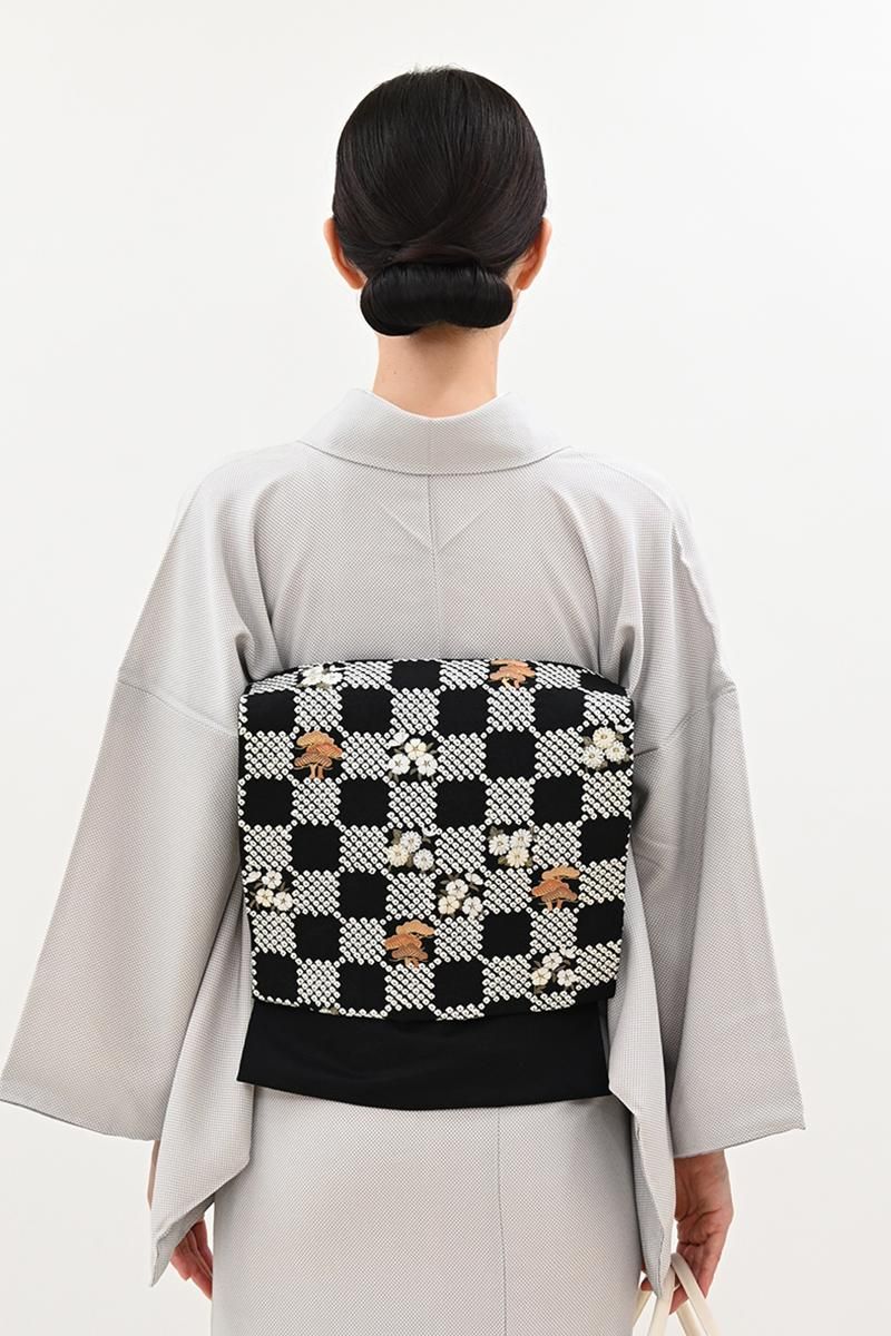 銀座【H-0749】刺繍 名古屋帯 黒色 市松に松や花の図 - 銀座きもの青木