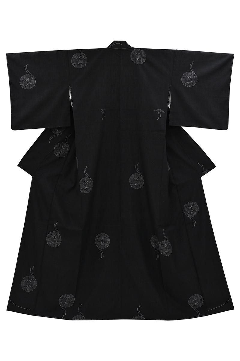 銀座【着物4663】本場結城紬 黒色 鏡裏文 飛び柄（証紙付）:身丈165/裄