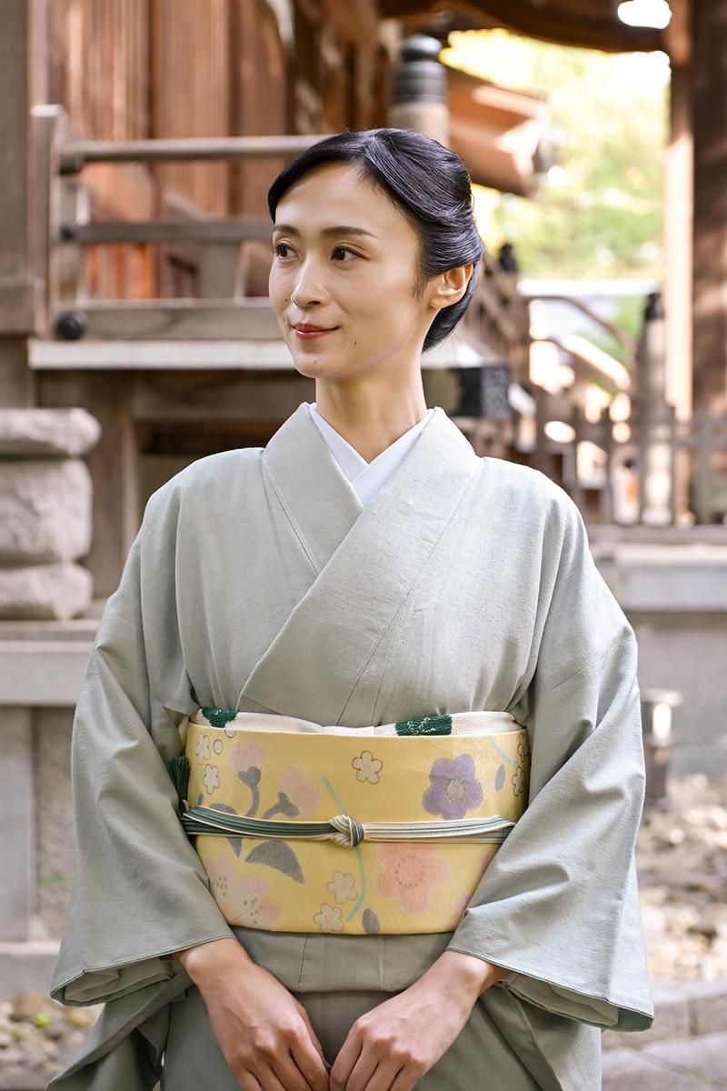 銀座【着物4714】本場結城紬 絹鼠色 無地（反端証紙付）:身丈163.5/裄