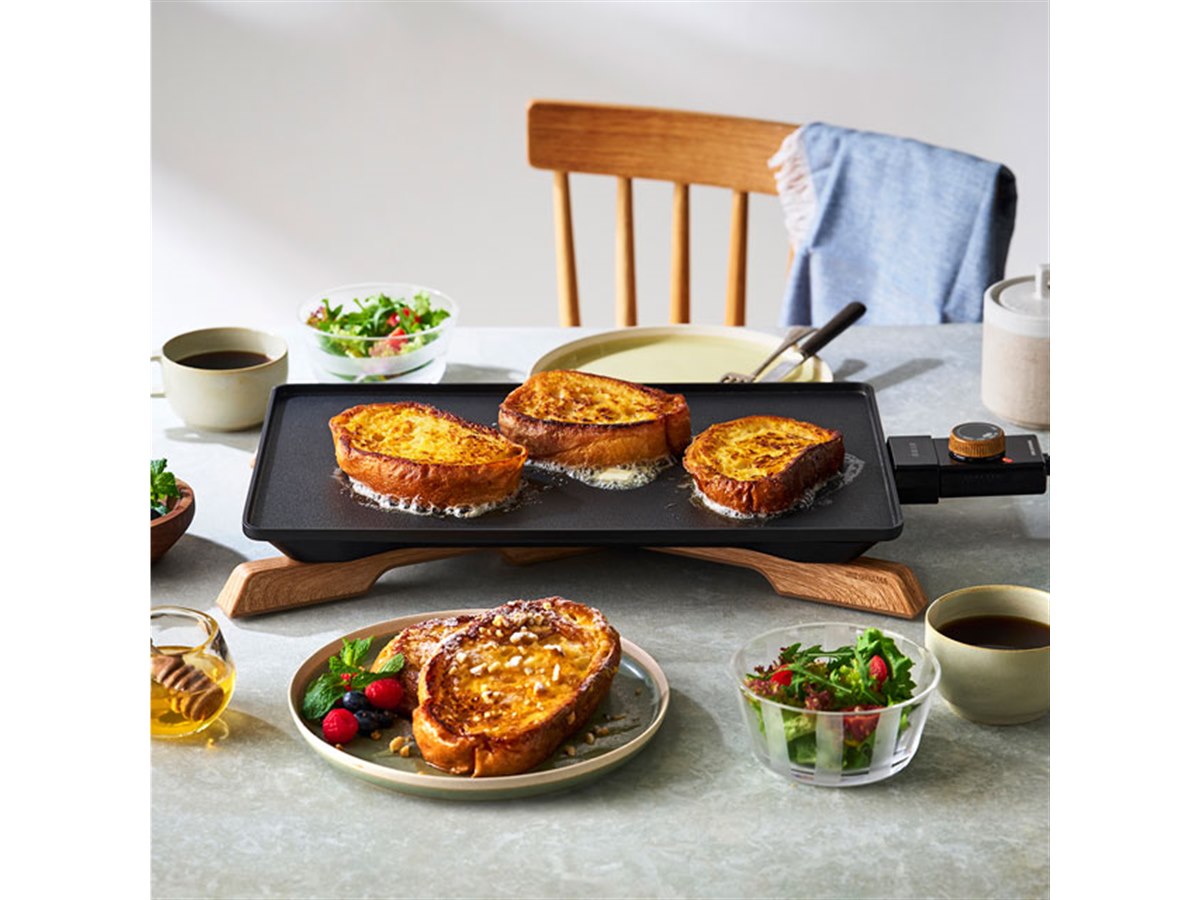 アイリスオーヤマが最薄部10mmの「薄型ホットプレート」発表、立てかけ