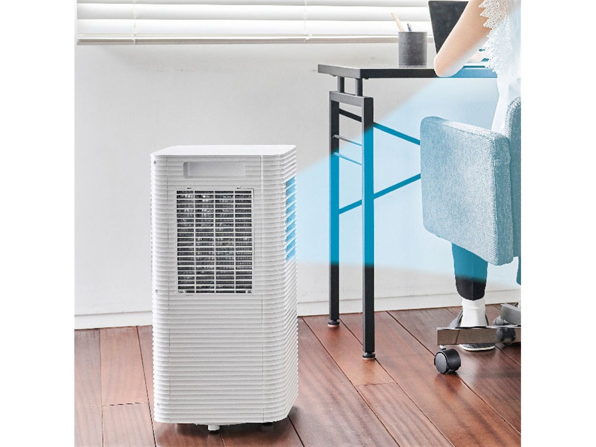 椅子に座っても冷風が届く、高さ約58cmの「ポータブルクーラー SCY-01