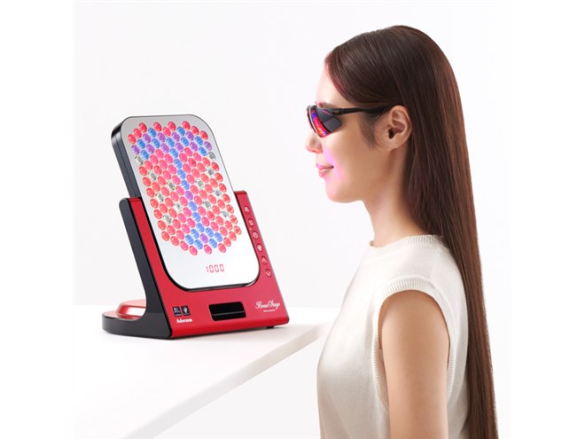 アデランス×シャープ、プラズマクラスター搭載のLED美容照射パネル