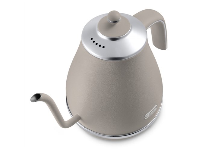 デロンギ、「アイコナ 電気カフェケトル」の新色ビターグレージュを