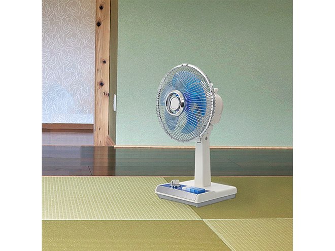コイズミ、昭和レトロ風デザインでコンパクトタイプの「ミニ扇風機」を