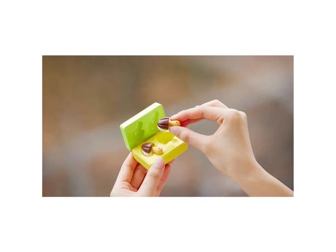 明治、「きのこの山ワイヤレスイヤホン」を3月26日12時より3500台限定