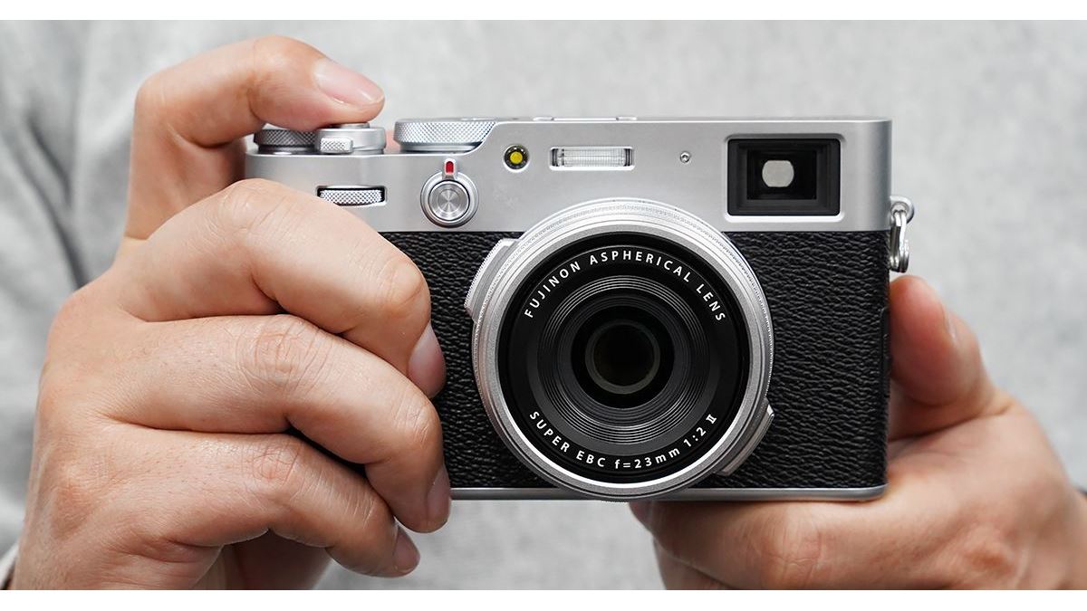 速報！ 富士フイルムの新しい高級コンデジ「X100V」がベールを脱いだ