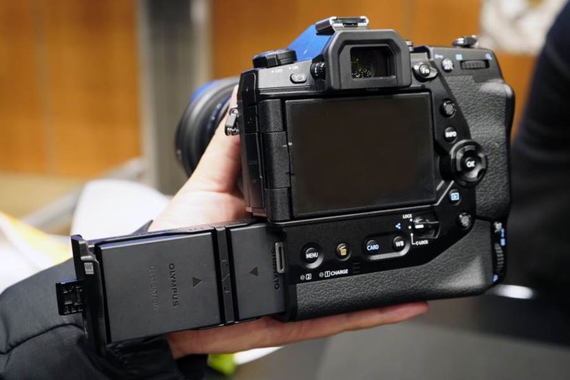 直球ど真ん中”のプロ向けミラーレス！ オリンパス「OM-D E-M1X」に触っ