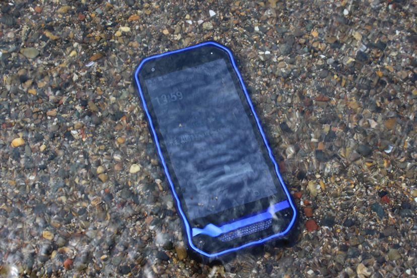 京セラのタフネススマホ、「TORQUE G03」を街や海で使ってみた - 価格