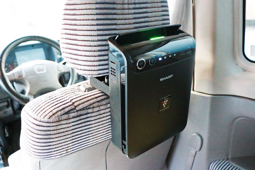 花粉対策にも！ フィルターを搭載したシャープの車載用イオン発生機で