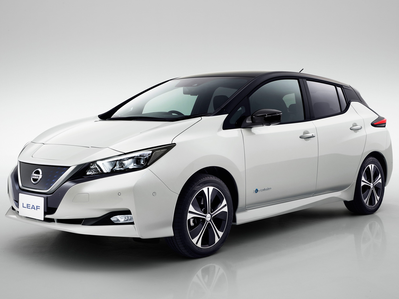 日産 リーフ 2017年モデル Xの価格・性能・装備・オプション（2021年4