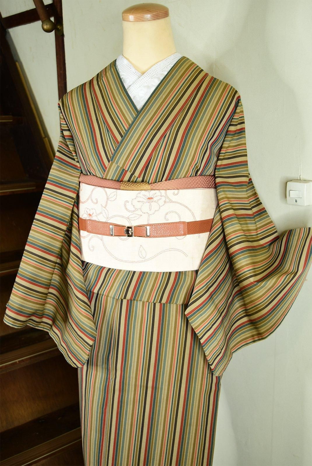 ビスケットベージュにマルチカラーストライプモダンなウール単着物