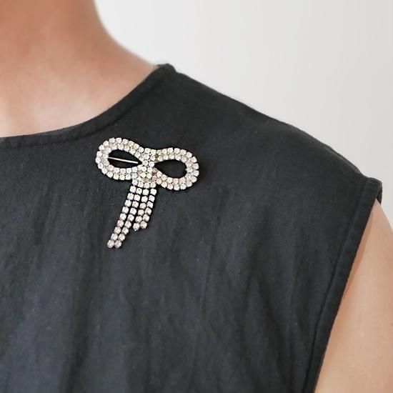 J0487 1950年代イギリス製ラインストーンシルバーリボンボーブローチ