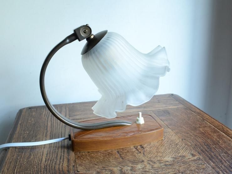 ヴィンテージ フリルガラスシェード付 木製テーブルランプ