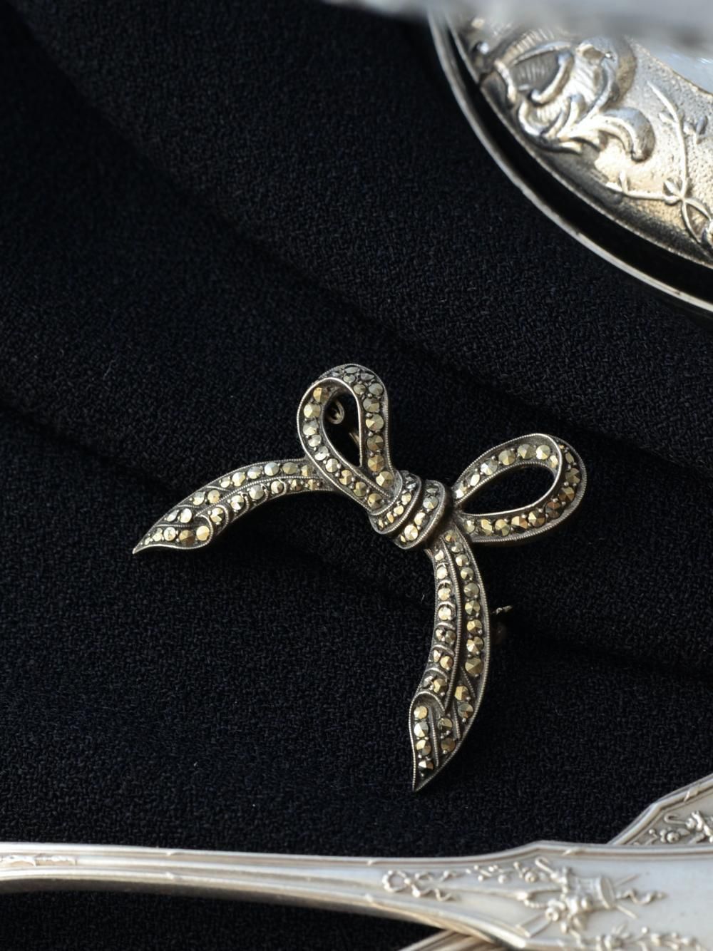 シルバー・マーカサイト ブローチ.リボン ヴィンテージジュエリー 装飾