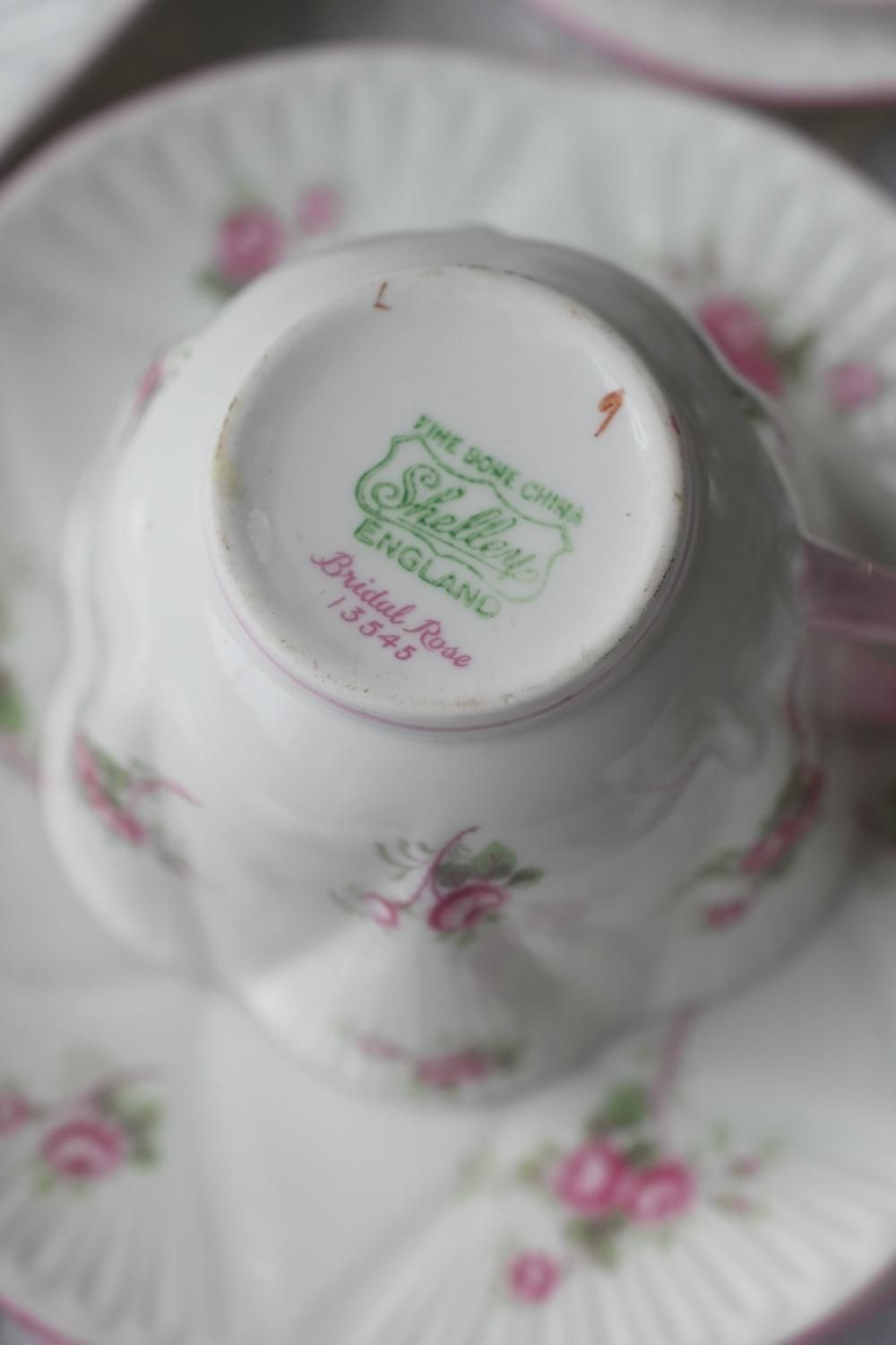 シェリー・デインティシェイプ・”ブライダルローズ” ティーカップ