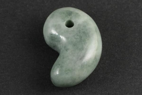 糸魚川産 翡翠 勾玉 15.4g｜天然石勾玉 通販のキラリ石