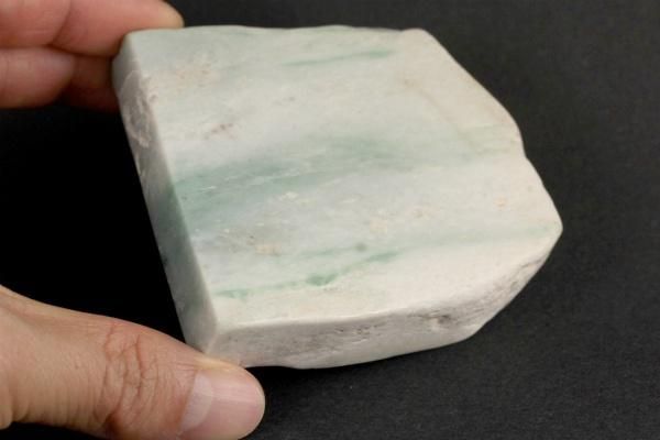 ミャンマー産翡翠 原石 磨き 249g｜天然石 原石 通販キラリ石