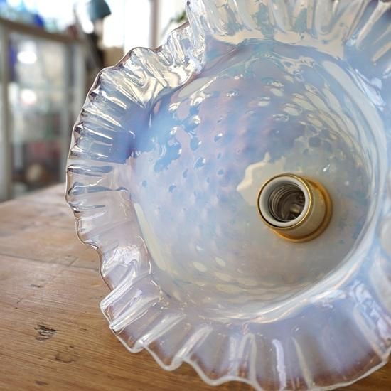 フランス アンティーク オパールセントガラス 小ぶりなフリルシェード