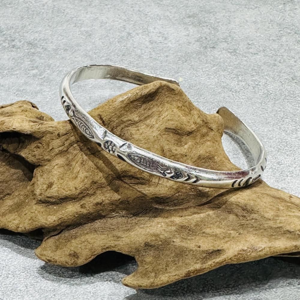 カレン族シルバー】魚の刻印が刻まれたシルバーバングル｜旅する雑貨屋