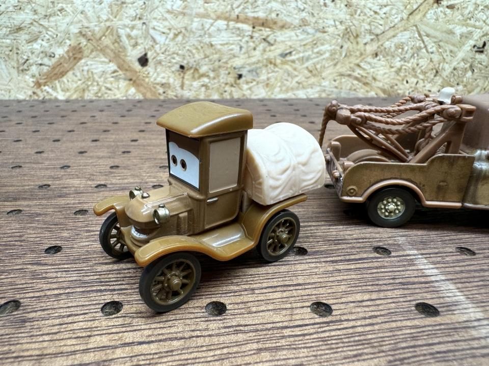 TIME TRAVEL MATER RADIATOR SPRINGS BEGINNINGS GIFT PACK 2013