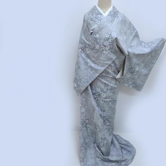 大島紬 都喜エ門 純絹手織物 藤白泥 輝く更紗 カジュアル着物 お仕立