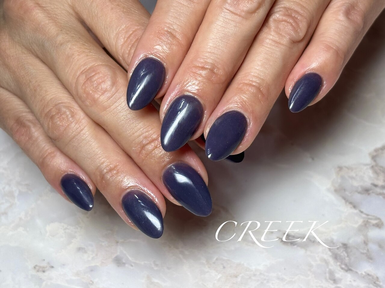 2026年冬トレンド】ネイビー ワンカラー ハンドのネイルデザイン集